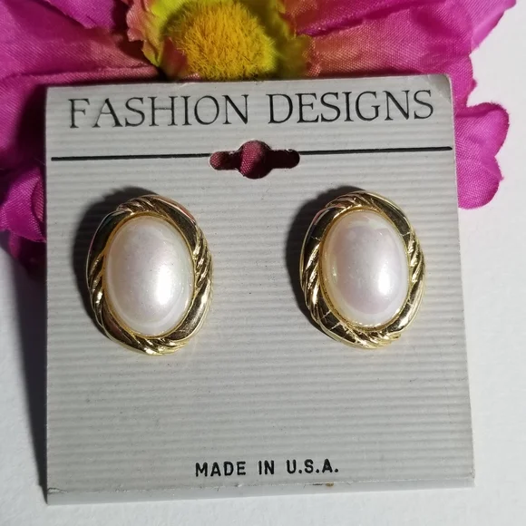 Relisted -Vintage pearly earrings on original card gold tone pierced iridescent - Picture 8 of 12